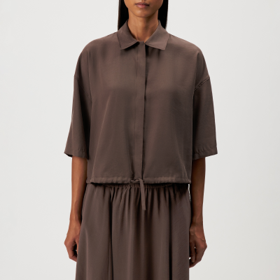 DRYKORN LAINAY Cropped Hemdbluse in fließendem Twill braun 1